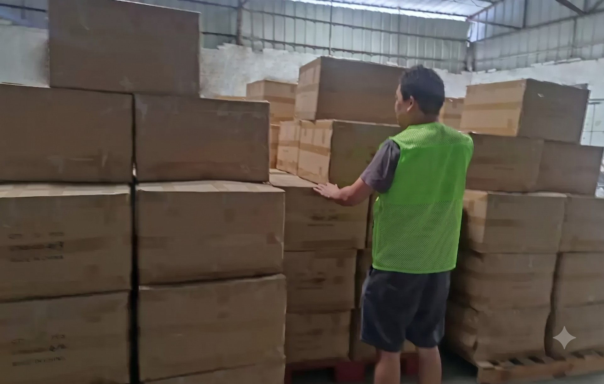 Production hall overview — extrusion, trimming and packing under one roof