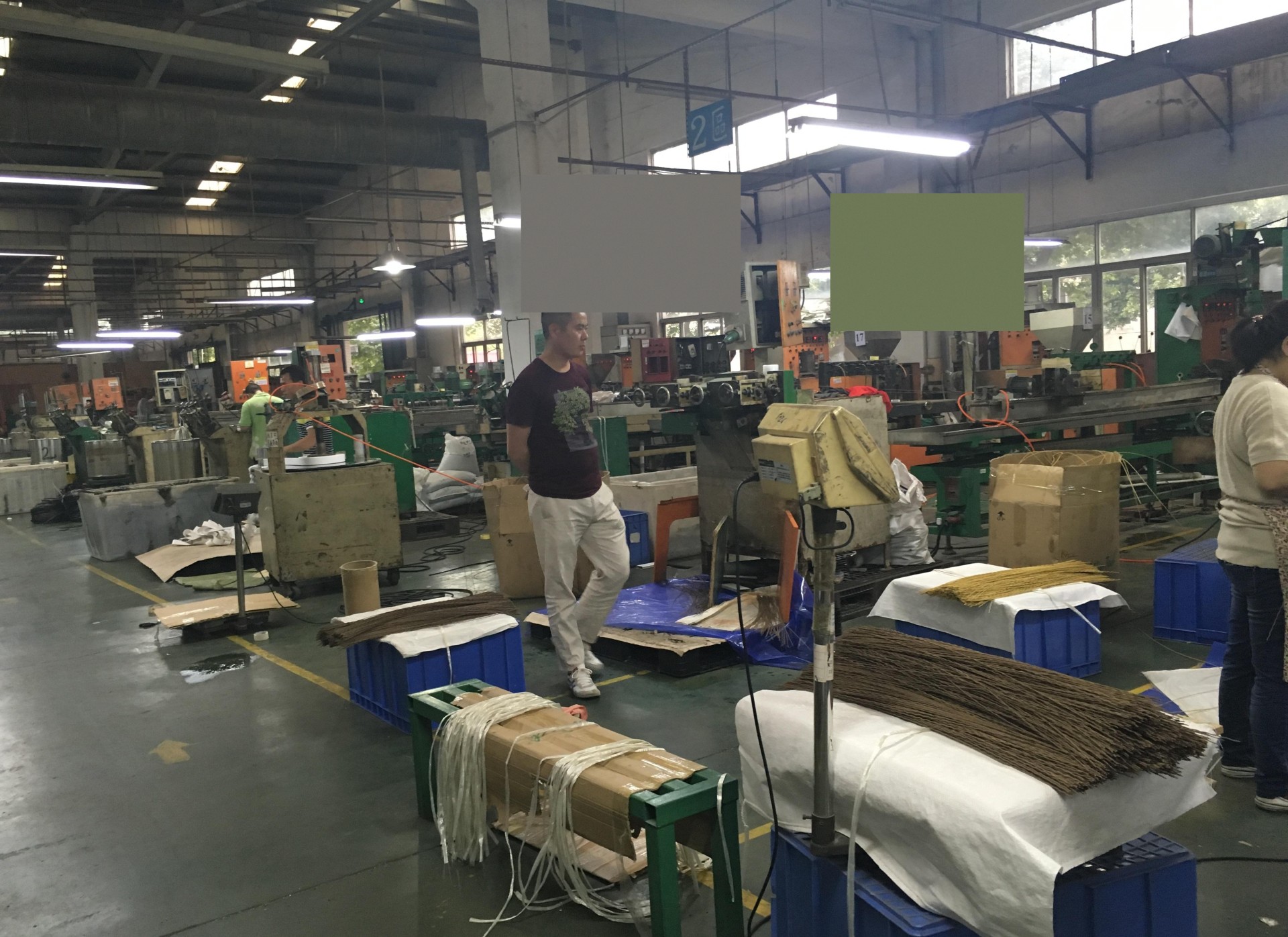 Wide production floor — 8,000 m² monthly panel capacity in operation